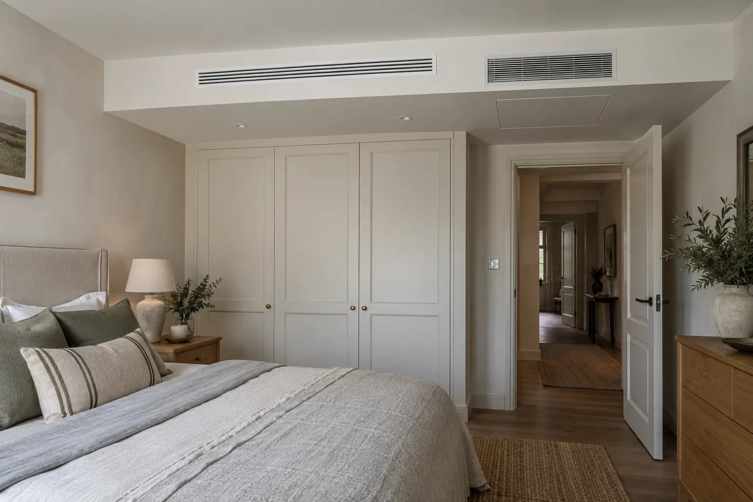 Illustration photoréaliste de grilles de climatisation intégrées au plafond d'une chambre